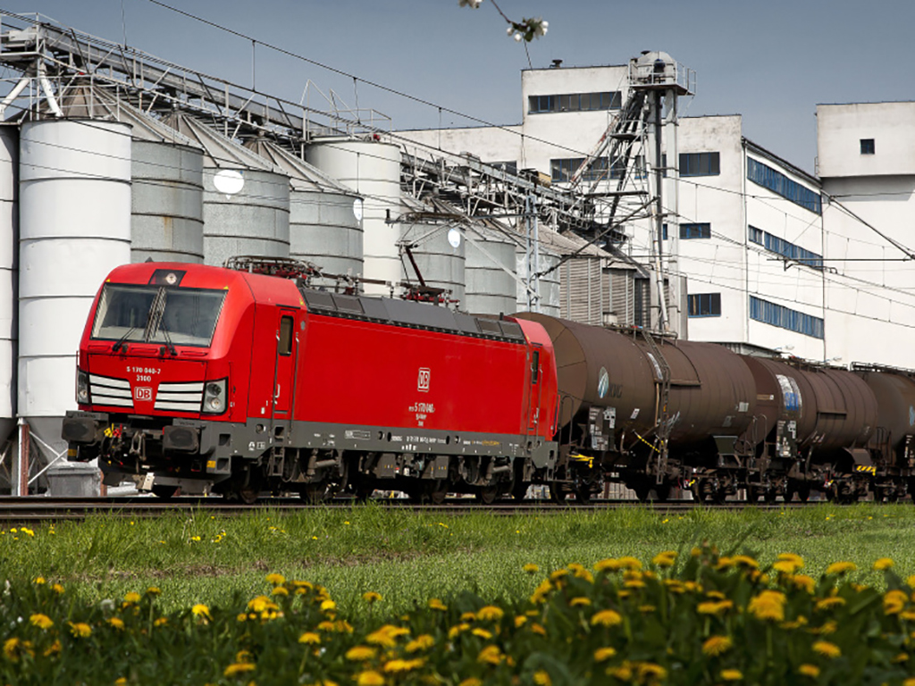 2020-ra kétezer mozdonyát szeretné bekapcsolni az úgynevezett TechLOK járműdiagnosztikai rendszerbe a DB Cargo. A Siemens segítségével most a német 152-es Eurosprinterek, valamint a lengyel 170-es és az olasz 191-es Vectronok kerülhetnek be a rendszerbe (forrás: Railway Gazette)