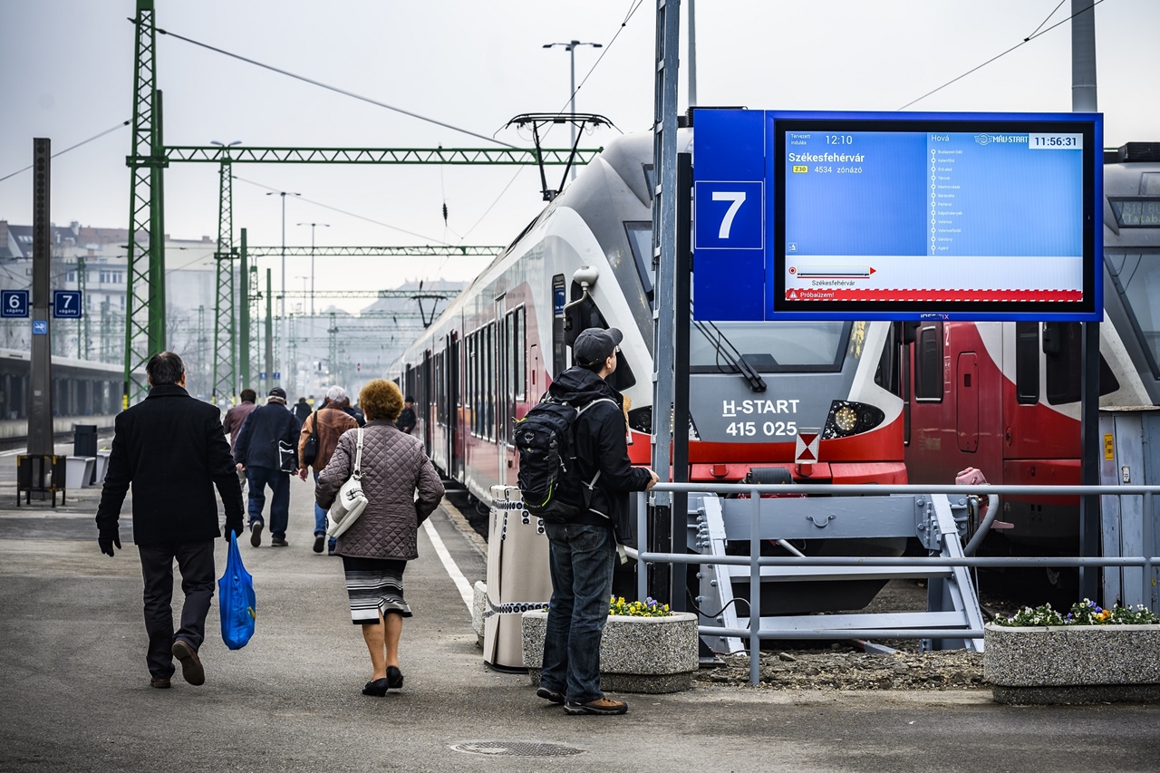 A Déli pályaudvaron új, modernebb utastájékoztató kijelzőket helyeztek el