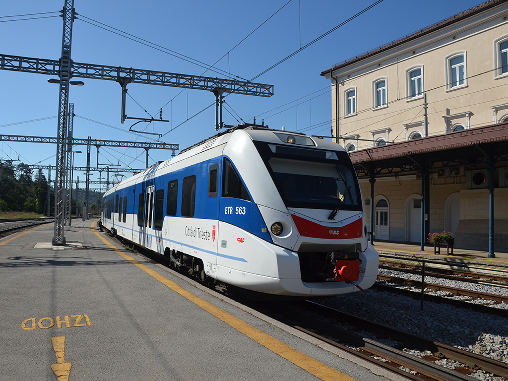 Szeptember elejétől ismét használják személyvonatok a Villa Opicina–Sezana határátmenetet. Az olaszországi Udinét a szlovén fővárossal összekötő járatokat ETR563-as motorvonatok teljesítik (fotó: Toma Bačić, Railway Gazette)