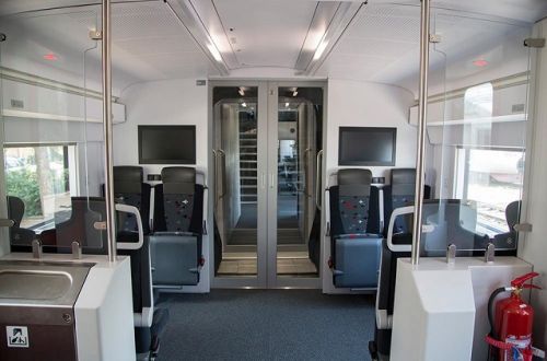 Az ötrészes, emeletes, kerekesszék-emelővel és akadálymentesített WC-vel felszerelt vonatokra 530 utas fér fel