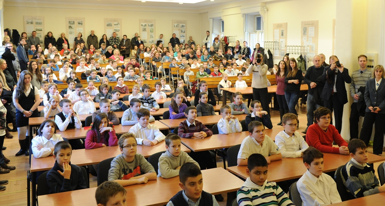 A Gyermekvasút 2016-ban is várja az érdeklődő tanulókat, akik a 2015. februárban kezdődött tanfolyamon is szép számmal vettek részt (fotó: MÁV Zrt.)