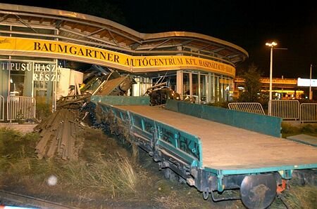 Magyarországon az elmúlt idők egyik leghíresebb balesete, amely vasúti szerelvény önállósulása miatt történt, a 2004-es budapesti HÉV-baleset, amely során két pőrekocsi csapódott be nagy sebességgel a Kerepesi úti Renault Baumgartner autószalonba (fotó: MTI)