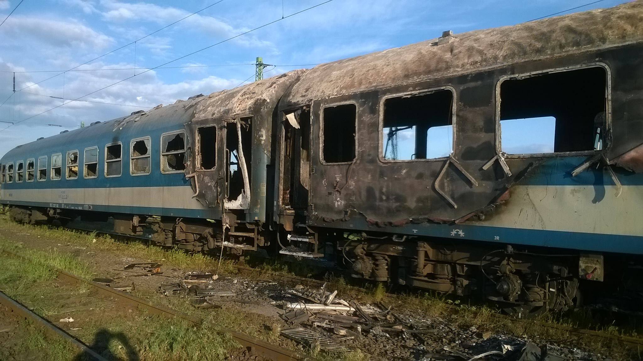 A 20-37 325-ös és 335-ös B-kocsik váltak a tűz martalékává (fotó: Facebook, Miskolc környéki vasútvonalak)
