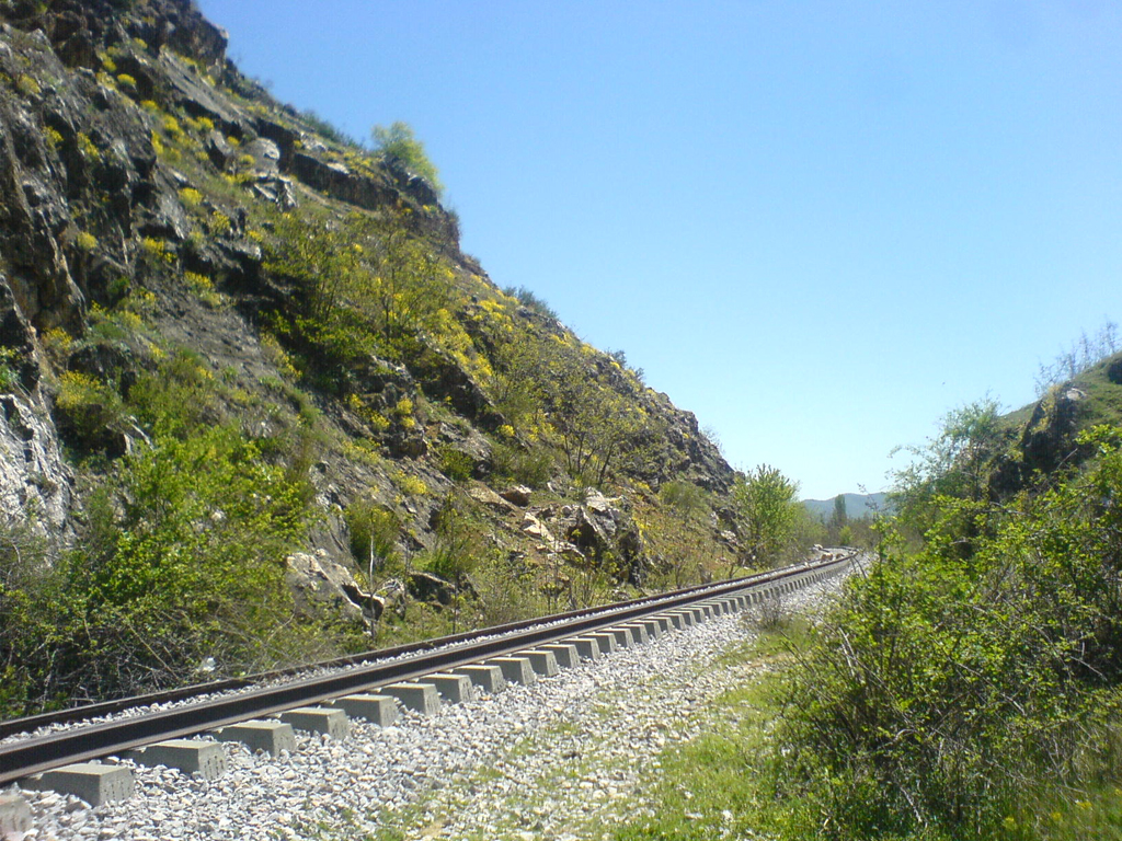 A Szkopje és Szófia közötti vasúti pálya jó része már megújult az elmúlt években, már csak a Beljakovcit Gyueshevóval összekötő, ötvenhét kilométeres szakaszt kell átépíteni, amely most uniós segítséggel valósulhat meg (forrás: Railway Gazette)