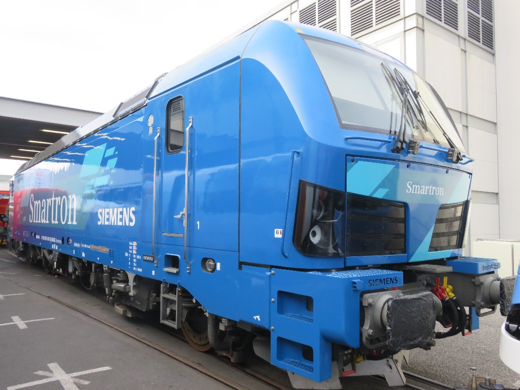 A Siemens a Vectronok egyenmodelljét, a Smartront állította rivaldafénybe (forrás: Railway Gazette)