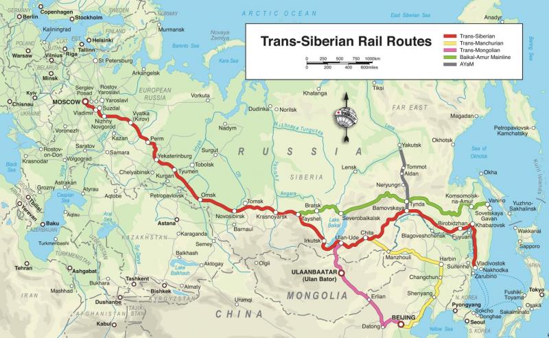 A Moszkvától a Csendes-óceán partján található Vlagyivosztokig vezető Transzszibériai vasút útvonala (pirossal), valamint a mellékágak (forrás: trailblazer-guides.com)