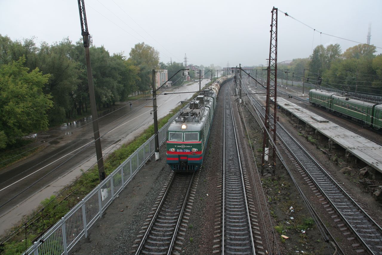 Krutoje állomás háromszekciós VL11.8 tartályvonattal a moszkvai külső körgyűrű vonalán. Jobboldalt egy 12 részes elővárosi ER2r eleje, tőle balra átépítés alatt álló magasperon