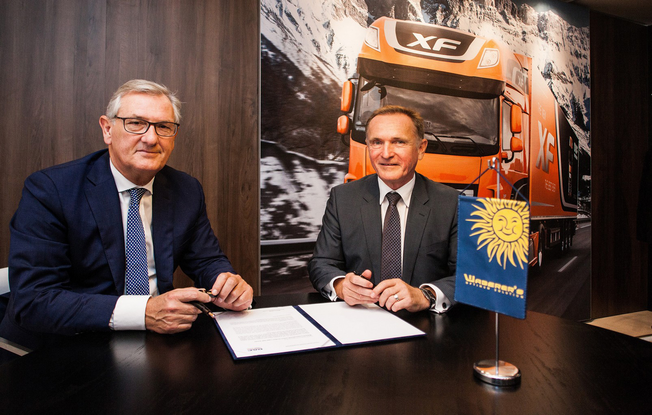 Wáberer György, a Waberer’s International Zrt. elnök-vezérigazgatója (jobbra) és Ron Bonsen, a DAF Trucks igazgatóságának kereskedelemért és marketingért felelős tagja Hannoverben Európa legnagyobb haszongépjármű vásárán, az IAA-n aláírja az 1000 vontató beszerzéséről szóló megállapodást (fotó: Waberer's International)