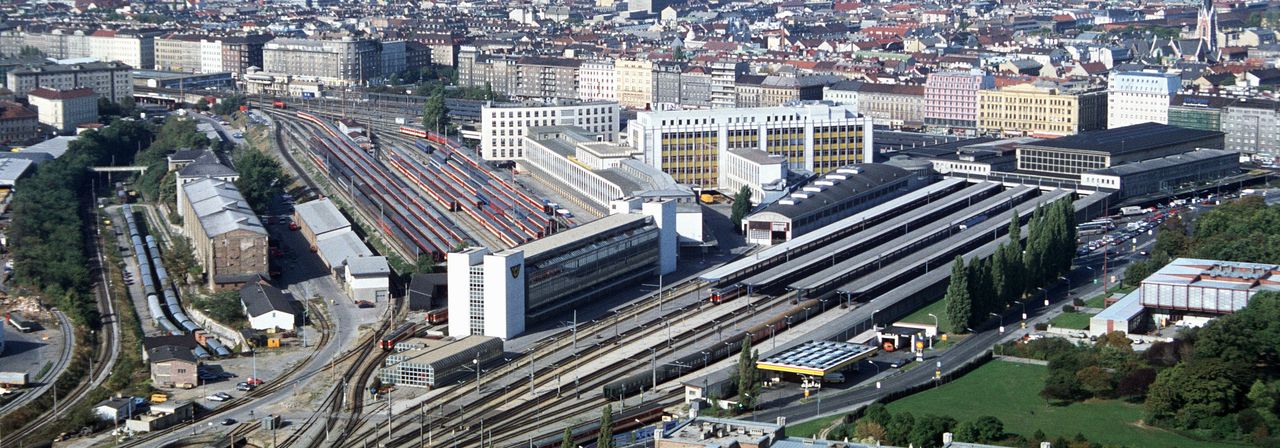 Ide épült, Bécs, Déli, azaz Wien Süd adta át a helyét az új pályaudvarnak. A képre kattintva galéria nyílik, ahol a látványterveket és térképvázlatokat is talál