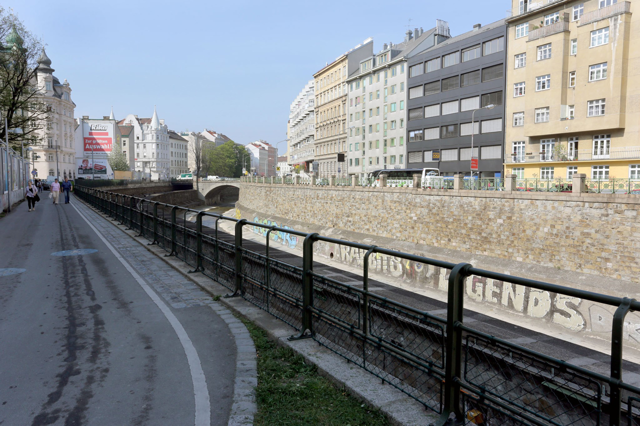 A Wien-folyó és az U4-es metró vonala Bécsben. E fölé kerül a terasz padokkal és sok zölddel (fotó: Christian Fürthner/PID)