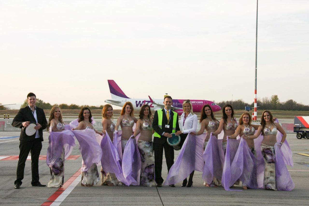 Ők nem légiutaskísérők... A képre kattintva galéira nyílik (fotók: Wizz Air)