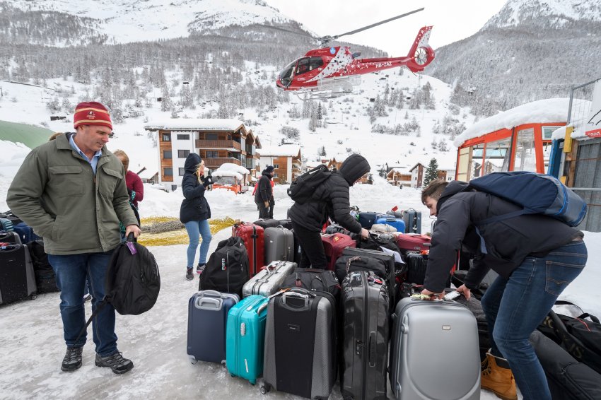 Elszállításra váró csomagok és turisták Zermattban (forrás: DPA)