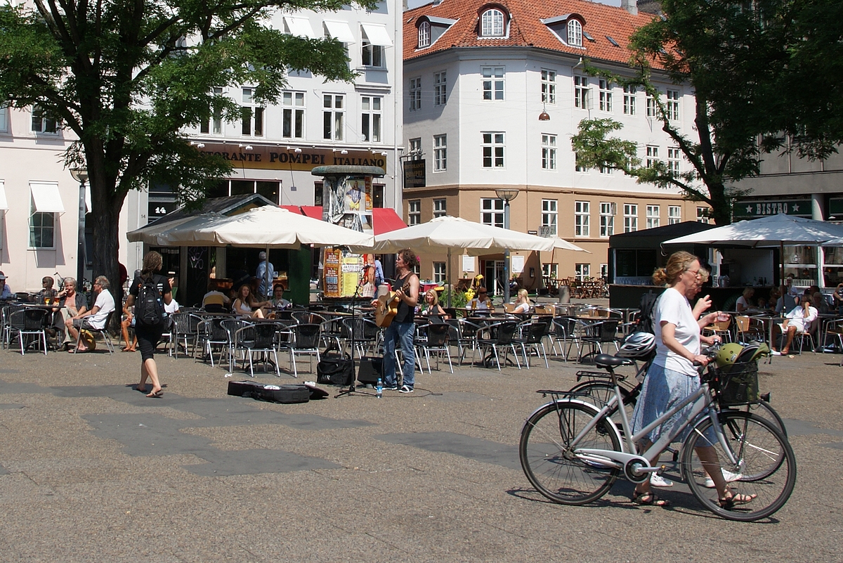 Ritka kivétel. Koppenhága legtöbb sétálóutcájában az sem követ el szabálysértést, aki nem száll le kerékpárjáról (fotók: Hörcher Dániel)