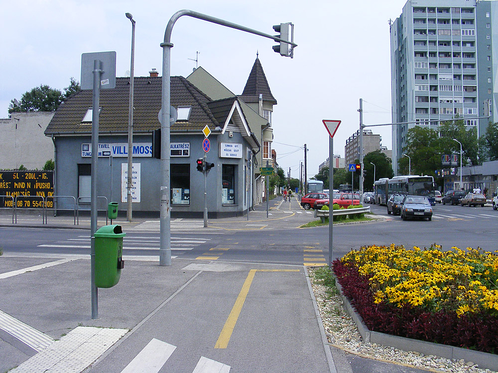 A csepeli kerékpárút-kánaán Ady Endre út–Kossuth Lajos utcai kereszteződése. Szemben Pesterzsébet felé indulok<br>A képre kattintva galéria nyílik<br>(a szerző felvételei)