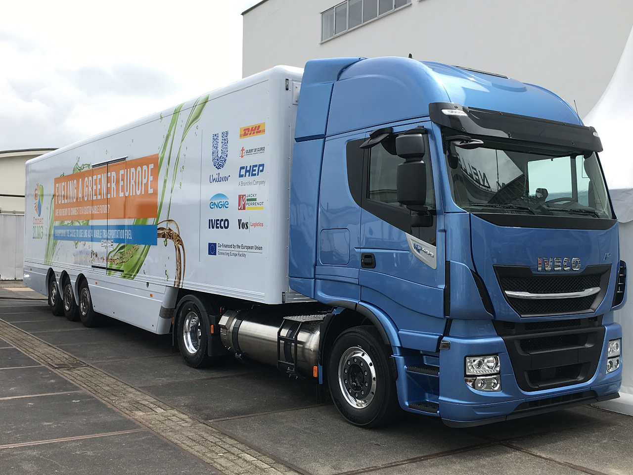 A távolsági áruszállítás közúton is környezetbaráttá tehető LNG hajtású járművekkel, az IVECO mellett a Volvo és a Scania is megjelent környezetbarát típusával (forrás: MGKKE)