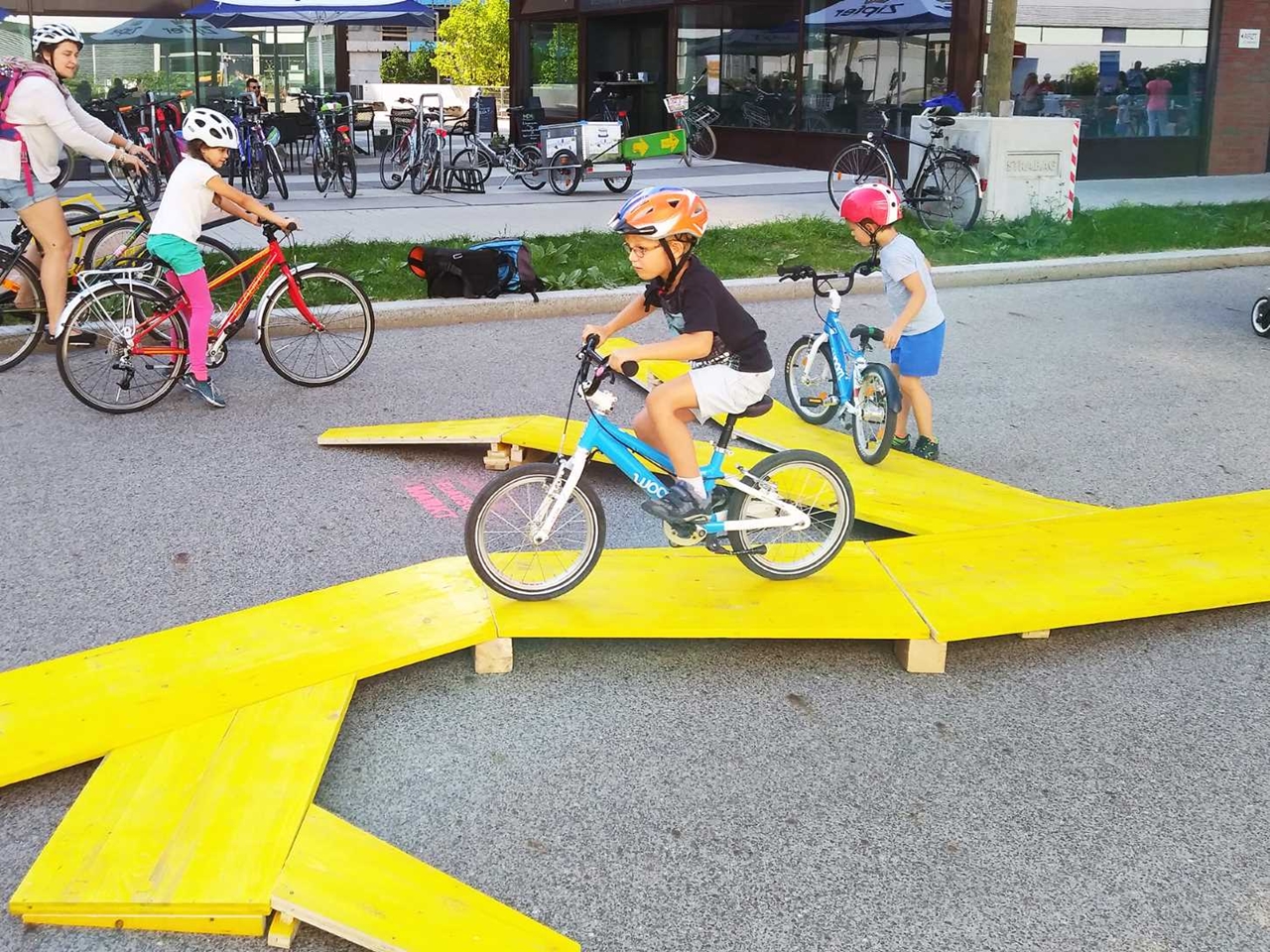 Biciklis játszótér épül Bécsben, ahol a gyerekek ügyességi feladatok során sajátíthatják el a biztonságos közlekedést. A felvételen a játszótér prototípusának egy részlete látható