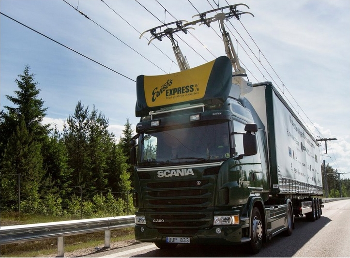 A felsővezetékkel ellátott, két kilométeres szakaszon két évig végeznek próbákat a Scania áramszedős tesztkamionjaival (fotó: Scania AV)