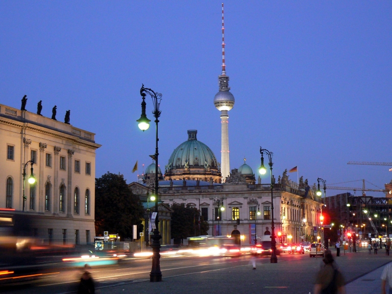 Kitiltják a személyautókat a berlini Unter den Lindenről 2019-ben, majd parkosítják a híres sugárutat (fotó: Wikipedia)