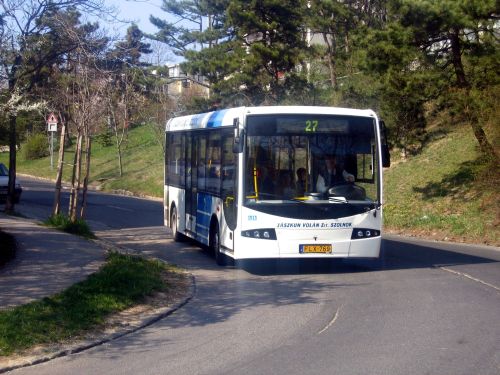 A Plasma a 27-es vonalán is járt. A korábbi 127-es vonallal összevont járaton csak midibusz közlekedhet a szűk kanyarok miatt. (Fotó: Papp Szabolcs)