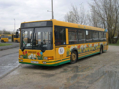 A legelső 412-es Győrben. A kocsit azóta teljesen átfényezték sárgára, így a busz becenevét adó ”virágosláda” eltűnt a kocsi oldaláról