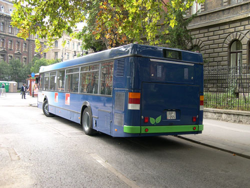 A szintén kiégett, majd felújított BPI-055 Budapesten, a Kodály Köröndnél