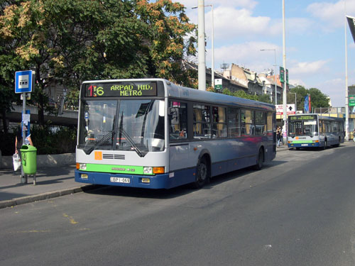 „156”-os a Nyugati téren. A szigetelőszalagos kiegészítésből arra lehet következtetni, hogy a busz alapból a 153-as járaton szokott feltűnni. A hátsó kocsin sem jobb a helyzet