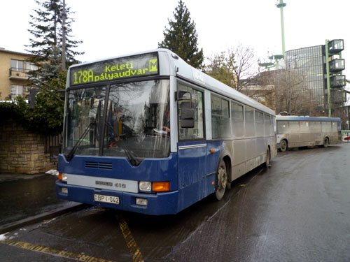 A kocsi kívülről kifejezetten tetszetős. A fényezéssel visszatértek a 411-es típusnál is látható eredeti BKV színtervre, amely jobban is áll neki