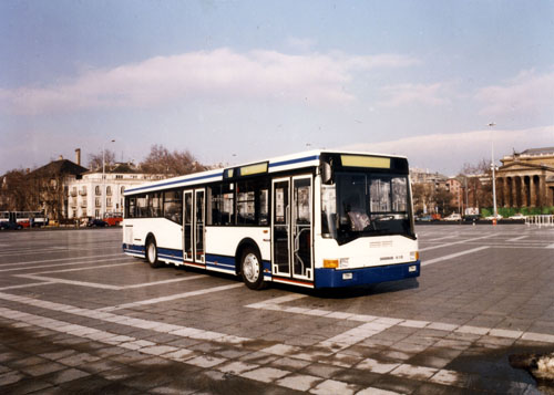 Az Ikarus archívumából származó felvételen a Hősök terén pózol a Németországnak szánt 412-es