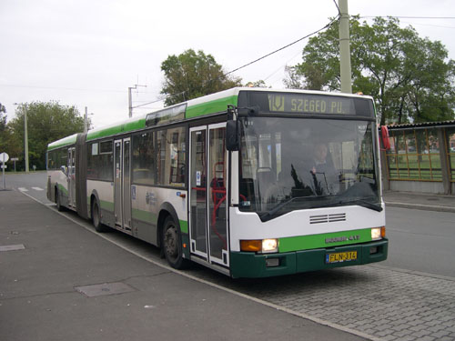 Az SZKT egyik 417-ese mint villamospótló, Szeged-Rókus állomáson
