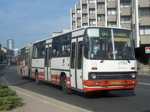 A 90-es években bevezetett új flottaszínben tündöklő Ikarus 283-as<br/>(fotó: Könözsi Gábor)