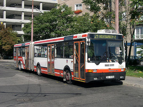 A DPB egyik 435-öse a helyközi buszállomással szemben