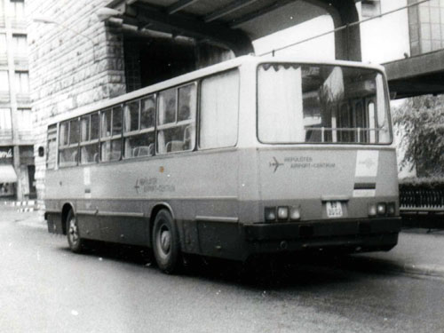 A BU 30-02 hátulról. A kocsik a távolsági buszokra jellemző papagájszínt kapták, de függőleges csík nélkül (Fotók: ikarusdata.fw.hu)