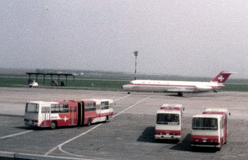 Ikarus 280 parádé a repülőtéri aszfalton (Forrás: ikarusdata.fw.hu)