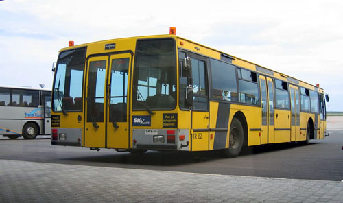 A Skyeurope Van Hool busza, az 1-es terminálon, dán feliratokkal az oldalán (forrás: Székács András)