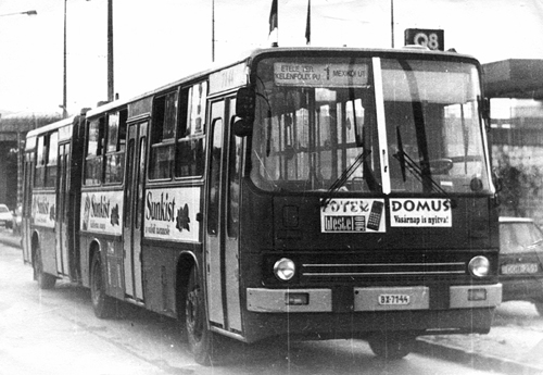 Egy fiatal Ikarus 280-as az 1-es Mexikói úti végállomásán. A busz fontos kapcsolatot teremtett Észak-Pest és Dél-Buda között. A kocsi BPO-832-es rendszámmal még ma is forgalomban van, általában az Árpád hídon találjuk a 34-es és a 106-os vonalakon