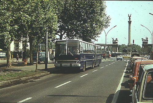 1-es busz az Andrássy út elején, a Hősök terénél<br/>(Forrás: Székács András)
