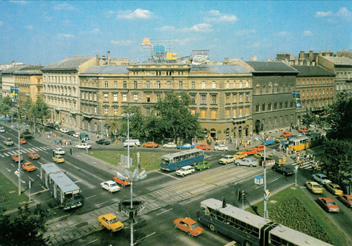 Csúcstalálkozó a November 7. téren (a mai Oktogonnál): két 1-es busz az Andrássy úton, és egy szóló piros 12-es a Nagykörúton<br/>(a szerző gyűjteményéből)