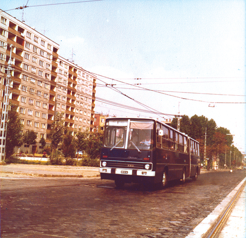 A Bartók Béla úton, a Kelenföld kocsiszínnél, nem sokkal a végállomás előtt járunk. Budapest egyik legrégebbi buszjárata végül a Millenniumi Földalatti Vasút 1995-ös felújításakor szűnt meg