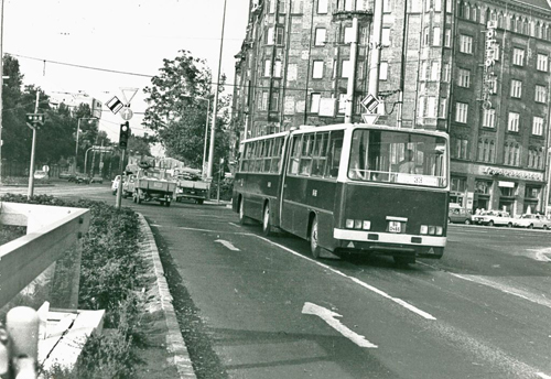 Ha már Nagyvárad tér, nem hagyhatjuk ki a 33-as buszt sem, a viszonylat a Soroksári út és a Lehel tér között járt, nagyrészt párhuzamosan a 24-es villamossal<br/>(a fotó a szerző gyűjteményéből származik)