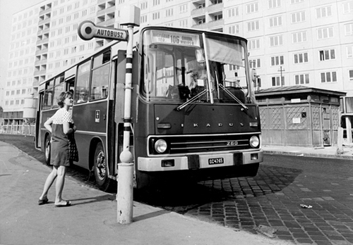 A Nagyvárad térről Óbudára járó 106-os busz (ekkor a százas csoport még a gyorsjáratokat jelentette) a végnapjait élő Miklós utcai végállomáson. A panelekkel körbeépített végállomást végül két megállóval kijjebb költöztették...