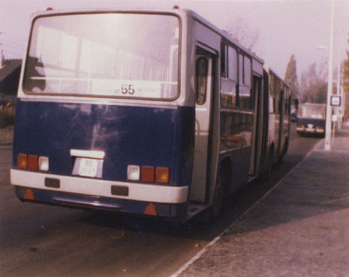 Szintén itt végállomásozott az 55-ös busz, ami a Hungária körúton járt. A busz előtt vélhetően a gyorsjáratát láthatjuk<br/>(a kép a szerző gyűjteményéből származik)
