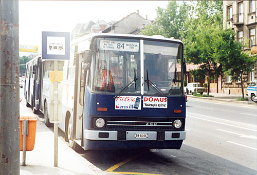 Az Észak-Buda és Észak-Pest közötti fontos kapcsolatot jelentő járat pesti végállomása először átkerült az Árpád hídhoz, végül az óbudai dugók által okozott tarthatatlan menetrend miatt a járat megszűnt. A képen látható busz ma BPO-661-es rendszámmal közlekedik