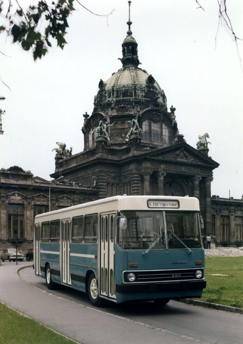 Trópusi kivitelű Ikarus 260-as a Széchenyi fürdő előtt