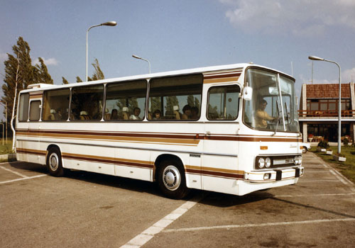 A tárgyalóbusz kialakítású Ikarus 256-os Tác mellett