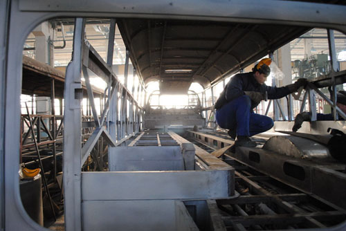 Folyik a belső tér burkolása