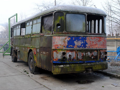 A busz selejtezése után tartózkodóként funkcionált, erre utal a belemezelt hátsó ablakba vágott lyuk, amin a fűtésre szolgáló kályhacsövet dugták ki