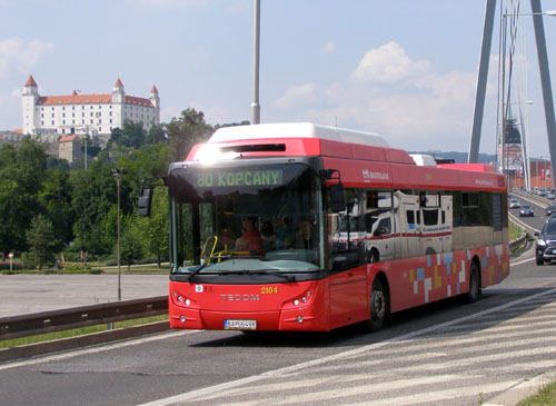 A gáztartályokat a busz formáját is meghatározó púp rejti el a kíváncsi szemek elől