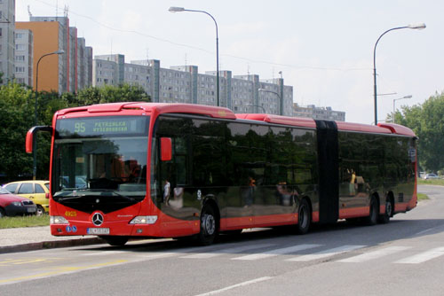 …a homlokfal mögött mintegy húsz méternyi busz található. A nagy befogadóképességű járműből huszonhat állt forgalomba