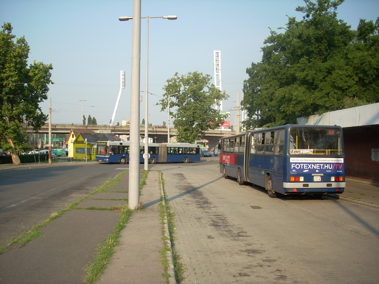 Indulás előtt a Népligetben 2008. augusztus 2-án. A busztároló napjainkban is ugyanilyen, a háttér viszont jelentősen átalakult. Botyánszki Alíz felvétele (a képre kattintva galéria nyílik)