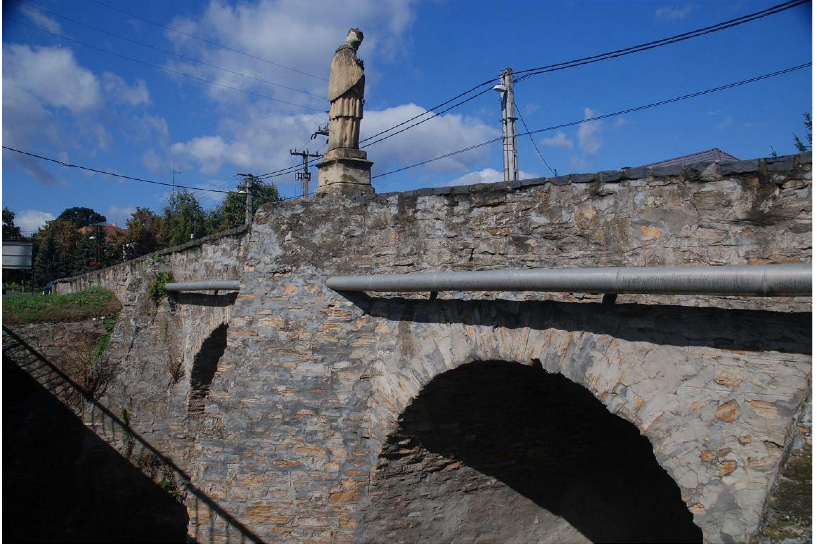 A Nepomuki Szent János híd a restaurálás előtt. Az átkelőn megépítésekor több szobor is állt, a barokk stílusjegyeinek megfelelően. (fotó: Hidászokért Egyesület)